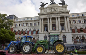ep archivo   dos tractores sobre el remolque de un camion durante una concentracion frente al
