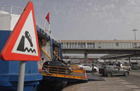 ep archivo   numerosos vehiculos salen del ferry para cruzar la frontera en el puerto de algeciras
