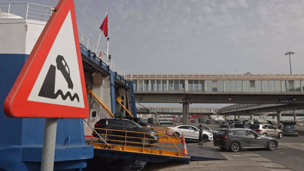 ep archivo   numerosos vehiculos salen del ferry para cruzar la frontera en el puerto de algeciras