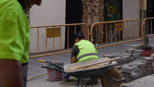 ep archivo   obreros trabajando al sol a 18 de julio de 2024 en madrid espana