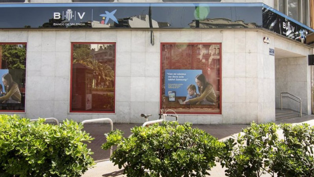 ep archivo   oficina de banco de valencia con la nueva rotulacion con caixabank