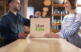 ep archivo   recogida de un pedido de uber eats en el restaurante