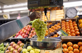 ep archivo un dependiente pesa un racimo de uvas en un mercado ep archivo un dependiente pesa un racimo de uvas en un mercado