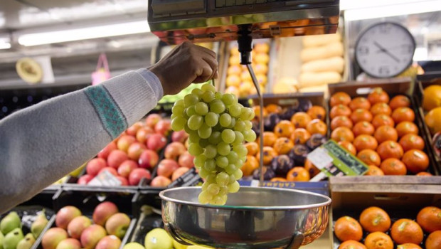 ep archivo un dependiente pesa un racimo de uvas en un mercado ep archivo un dependiente pesa un racimo de uvas en un mercado