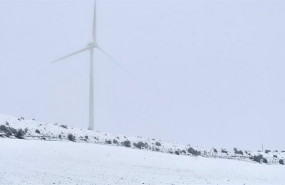 ep archivo   un molino eolico en un campo cubierto de nieve en maranchon guadalajara castilla