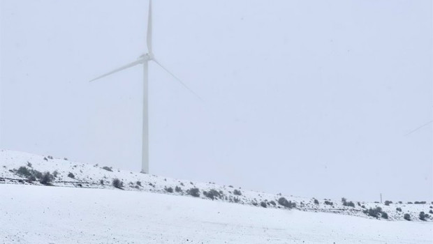 ep archivo   un molino eolico en un campo cubierto de nieve en maranchon guadalajara castilla