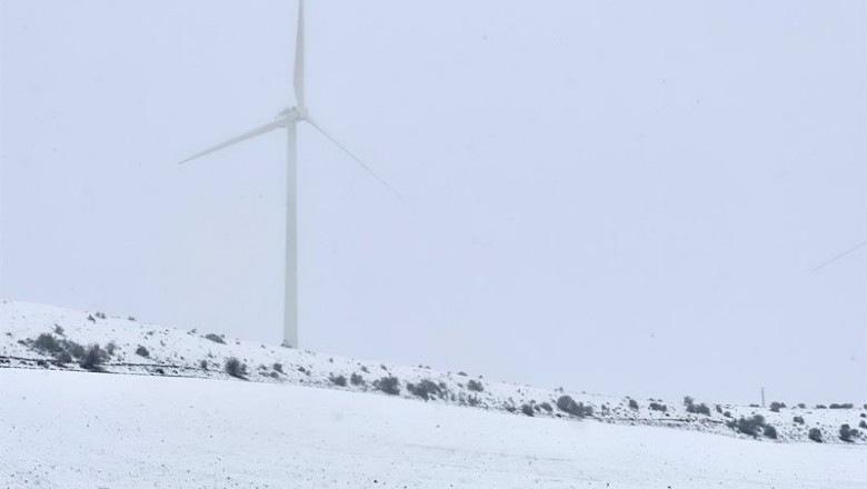 ep archivo un molino eolico en un campo cubierto de nieve en maranchon guadalajara castilla ep archivo un molino eolico en un campo cubierto de nieve en maranchon guadalajara castilla
