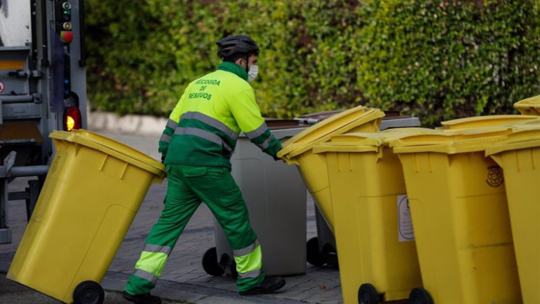 ep archivo   un operario de recogida de residuos