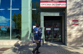 ep archivo   una joven a punto de entrar en una oficina de empleo