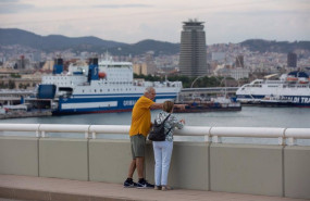 ep archivo una pareja conversa frente a la terminal de cruceros del puerto de barcelona visto ep archivo una pareja conversa frente a la terminal de cruceros del puerto de barcelona visto
