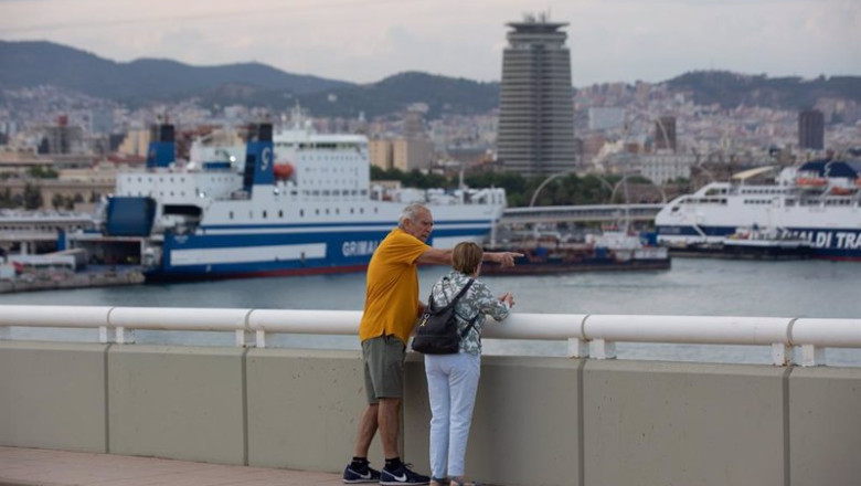 ep archivo una pareja conversa frente a la terminal de cruceros del puerto de barcelona visto ep archivo una pareja conversa frente a la terminal de cruceros del puerto de barcelona visto
