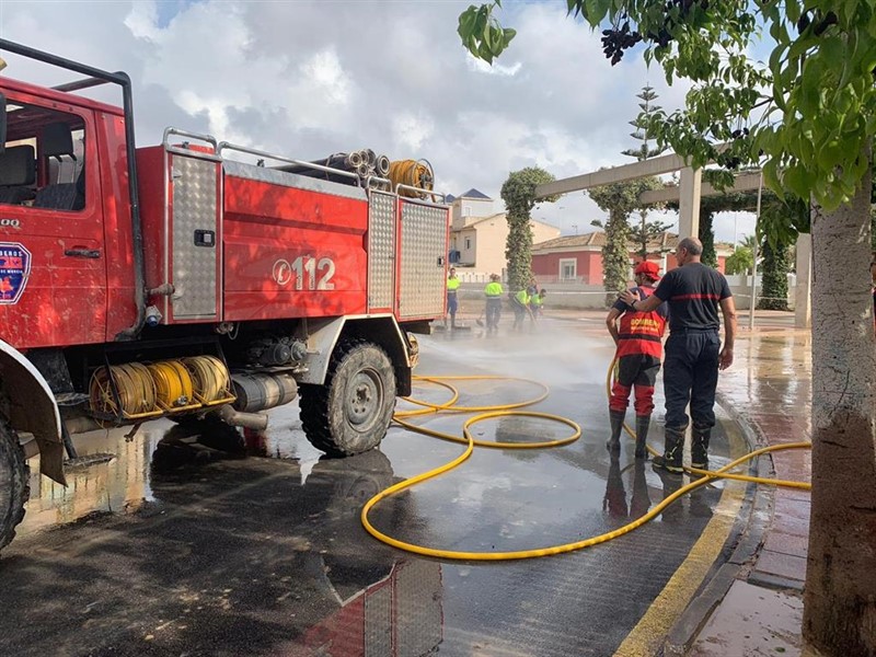 ep bomberos de los alcazares trabajando en limpieza del municipio dana