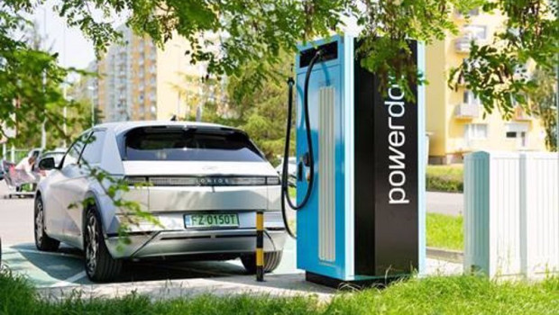 ep coche cargandose en la calle con un cargador de powerdot