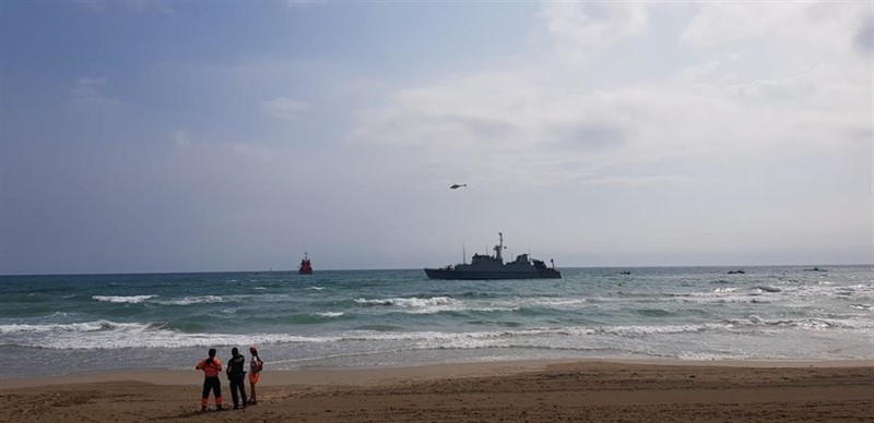 ep el cazaminas turia de la armada se une a las labores de rescate del avion siniestrado en la manga