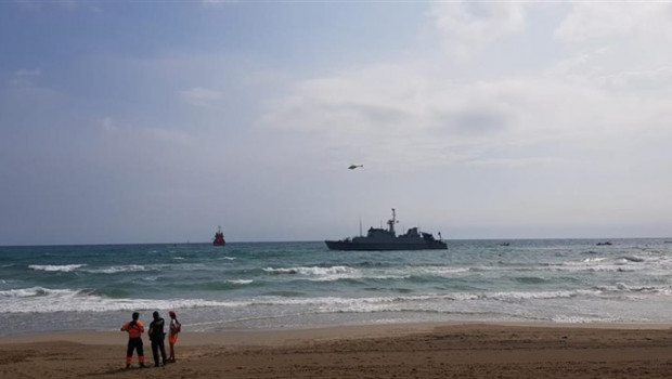 ep el cazaminas turia de la armada se une a las labores de rescate del avion siniestrado en la manga