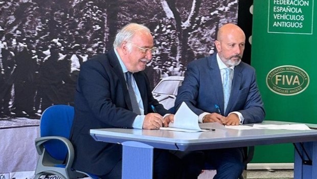 ep el director general de trafico pere navarro y el presidente de la feva raul aranda firman un