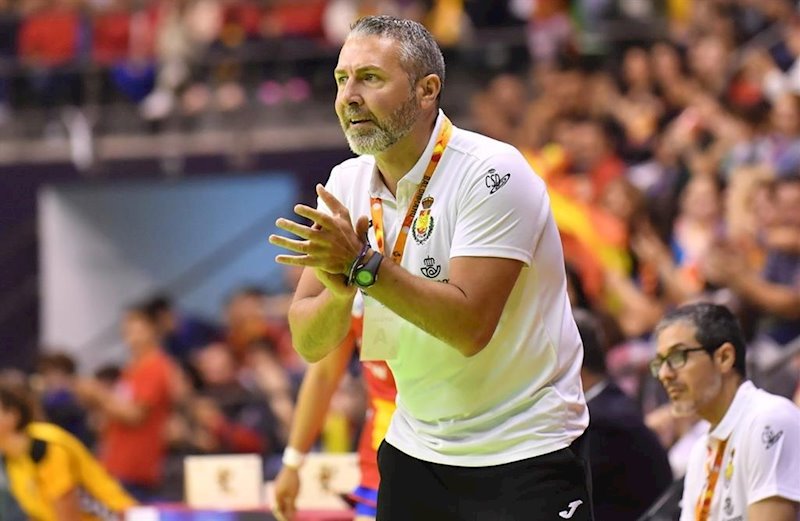 ep el entrenador de la seleccion femenina de balonmano carlos viver