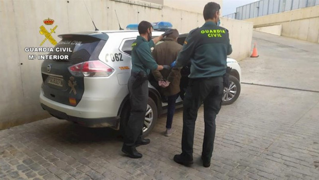 ep el hombre custodiado por los agentes