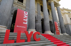 ep el palacio de la bolsa decorado con el logo de llyc este jueves