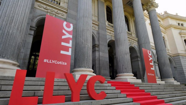 ep el palacio de la bolsa decorado con el logo de llyc este jueves