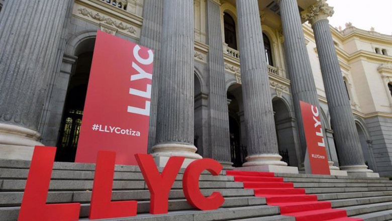 ep el palacio de la bolsa decorado con el logo de llyc este jueves