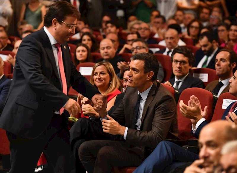 ep el presidente del gobierno pedro sanchez y el presidente de la junta guillermo fernandez vara