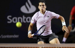 ep el tenista espanol jaume munar busca una pelota en el torneo de rio de janeiro