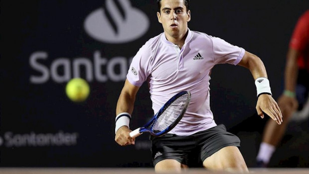 ep el tenista espanol jaume munar busca una pelota en el torneo de rio de janeiro