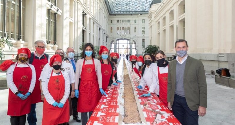 ep el turron mas largo del mundo de 50 metros de largo se puede ver en el palacio de cibeles ep el turron mas largo del mundo de 50 metros de largo se puede ver en el palacio de cibeles