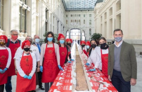 ep el turron mas largo del mundo de 50 metros de largo se puede ver en el palacio de cibeles