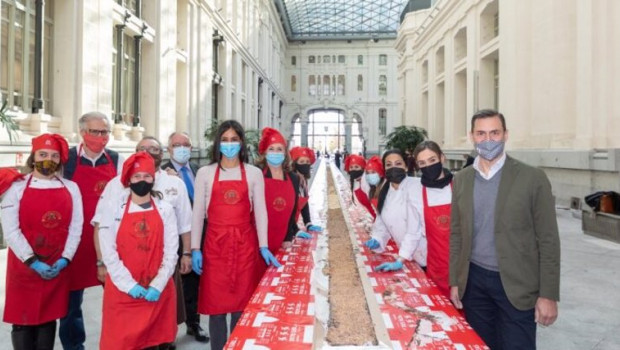 ep el turron mas largo del mundo de 50 metros de largo se puede ver en el palacio de cibeles