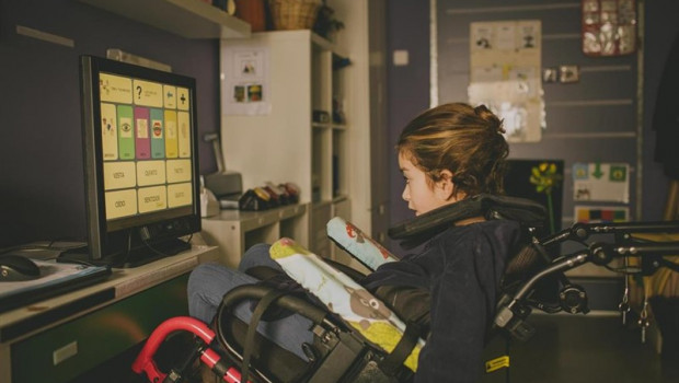 ep fundacion solidaridad carrefour acerca las nuevas tecnologias a ninos con paralisis cerebral de