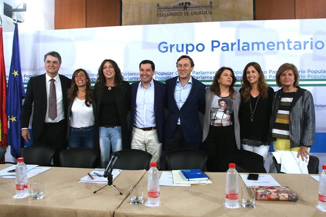 Hernando y Moreno, junto a otros miembros del partido, hoy en Sevilla | EUROPA PRESS ep hernandomoreno juntootros miembrospartido hoysevilla