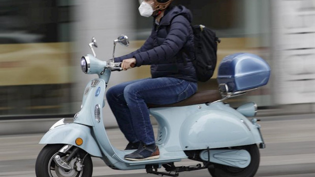 ep imagen de un motociclista en madrid