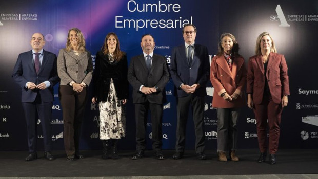 ep la alcaldesa de vitoria gasteiz maider etxebarria el presidente de sea juan antonio sanchez y el