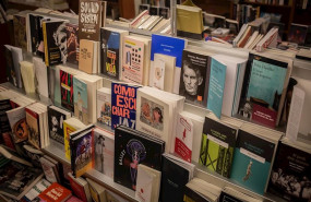 ep libros y material colocado en las estanterias de la libreria laie pau claris libreria-cafe