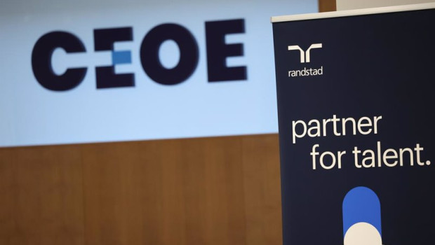 ep logo de ceoe durante la presentacion del informe tendencias rrhh 2024 en la sede de la ceoe a 16