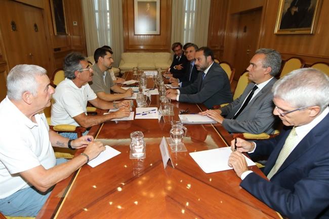 El ministro de Fomento, José Luis Ábalos, se reúne con las víctimas del Alvia | FOMENTO ep ministrofomento jose luis abalos se reunelas victimasalvia