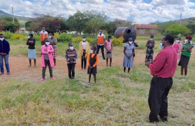 ep ninos en la escuela y centro de rescate en osiligi en kajiado kenia recibiendo una clase sobre