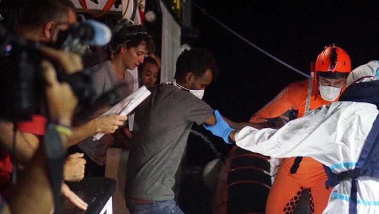 Ocho personas son evacuadas del Open Arms por motivos médicos | FRANCISCO GENTICO/OPEN ARMS ep ocho personas son evacuadas del open arms por motivos medicos