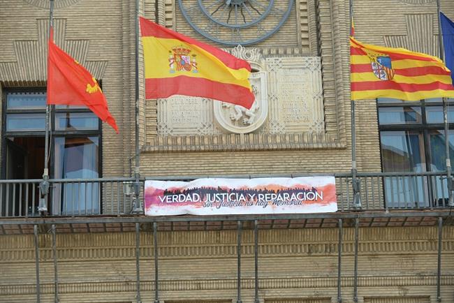 Pancarta en apoyo a la II República en el balcón del Ayuntamiento de Zaragoza | AYUNTAMIENTO DE ZARAGOZA ep pancartaapoyola ii republicabalconayuntamientozaragoza
