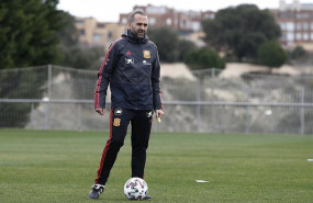 ep pedro lopez seleccionador nacional femenino sub-19 y sub-20 dirigiendo un entrenamiento en la