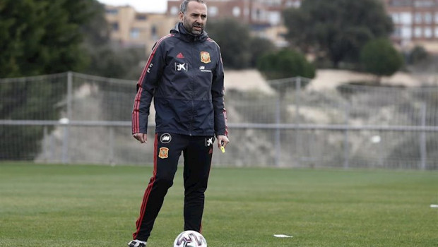 ep pedro lopez seleccionador nacional femenino sub-19 y sub-20 dirigiendo un entrenamiento en la