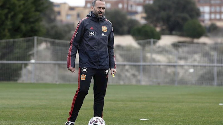 ep pedro lopez seleccionador nacional femenino sub-19 y sub-20 dirigiendo un entrenamiento en la ep pedro lopez seleccionador nacional femenino sub-19 y sub-20 dirigiendo un entrenamiento en la
