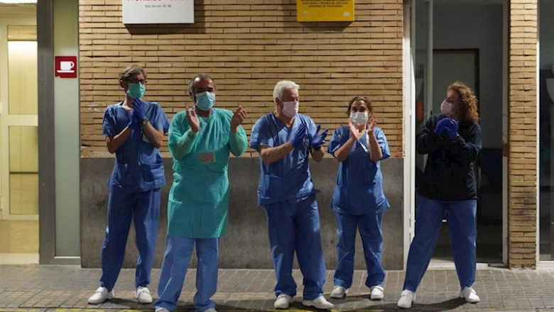 ep personal sanitario del hospital virgen del rocio de sevilla aplauden en la puerta de urgencia del ep personal sanitario del hospital virgen del rocio de sevilla aplauden en la puerta de urgencia del