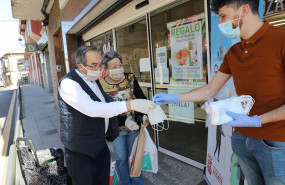 ep reparto a dos clienes de mascarillas a la puerta de un supermercado en algete madrid