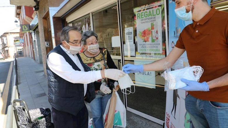 ep reparto a dos clienes de mascarillas a la puerta de un supermercado en algete madrid