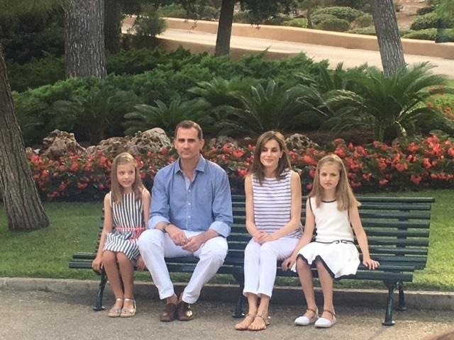 Reyes y sus hijas en jardines de Marivent | EUROPA PRESS ep reyessus hijasjardinesmarivent