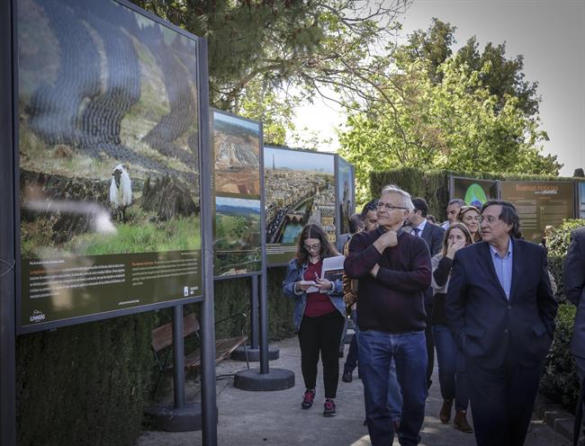 Ribó y el comisario de la exposición ' Buenas noticias para el planeta' | AYUNTAMIENTO DE VALÈNCIA ep ribo ycomisariola exposicion buenas noticiasplaneta