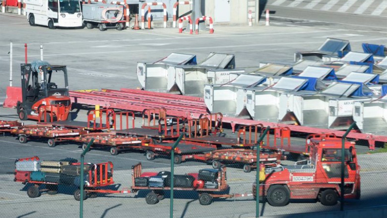 ep trabajadores durante la huelga del handling de iberia convocada por ugt y ccoo en barajas ep trabajadores durante la huelga del handling de iberia convocada por ugt y ccoo en barajas